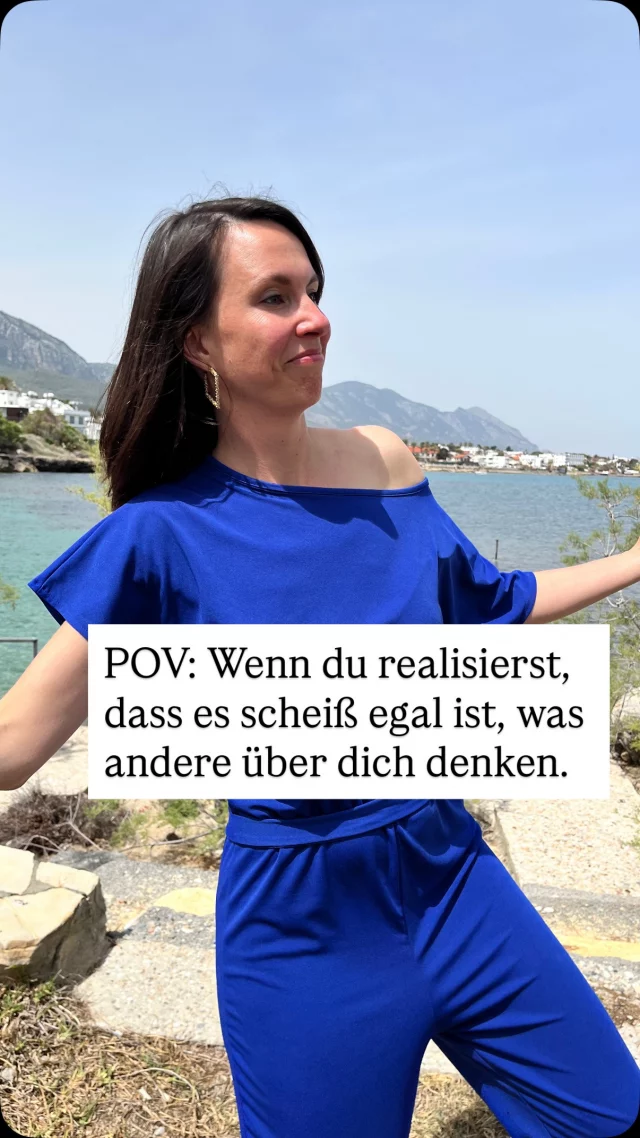 Kein negativer Kommentar egal ob vom Chef oder der Nachbarin deiner Tante, hat das Recht, dich davon abzuhalten dich zu zeigen, genau so wie du bist! 🤩☀️✨

Du bist weder zu laut noch zu leise. Weder zu wenig noch zu viel. Nicht perfekt - aber das ist ja auch nicht das Ziel. Du bist genau richtig!

Pass dich nicht an die anderen an. Sondern sei einfach Du. Denn die Welt braucht dich so. Ja, das meine ich ernst und nicht als nette Floskel.

Speicher dir das Steel ab für die Momente, in denen du dich daran erinnern willst.

Wo hat dir schon mal jemand gesagt, du seist zu …? Bin immer wieder schockiert, was manche Menschen sich da rausnehmen über andere zu urteilen. Welche Erfahrungen hast du da gemacht? ⬇️

Lass dich nie kleinmachen! 🫶 Mach dein Ding - mutig & frei ☀️✨

Deine Jenna 💃

#stärkenstärken #selbstbewussterwerden #selbstbewusstseinstärken #seiduselbst