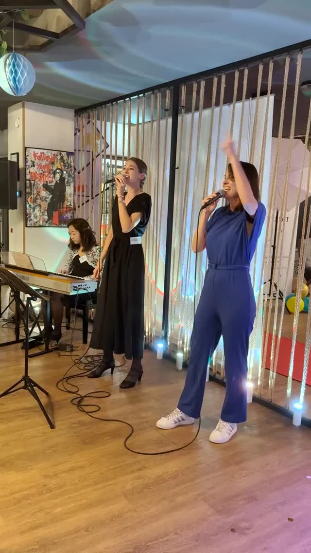 Yes, I stand up! I walk my way! 

Nicht immer einfach, aber so wichtig! Nimm dieses Lied als Reminder. Steh für dich ein! Du darfst dich zeigen - unperfekt!

Geh DEINEN Weg! 

Dieses Lied war unser Geschenk an all diese wundervollen Frauen beim Live Event, die mutig aufgestanden sind für sich, die gezeigt haben, was möglich wird, wenn du dir erlaubst, DU zu sein und dein Schema Du® zu leben.

Wenn du deinen eigenen Weg finden und selbstbewusst und klar für dich und deine Ziele einstehen willst, dann bin ich dein Coach.

Ich freue mich, dich auf deinem Weg zu begleiten!

Deine Jenna

#schemadu
#jobwechsel
#stärkenstärken
#jobliebe
#persönlicheweiterentwicklung