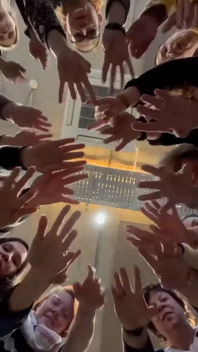 Man kann so viel alleine schaffen.
Sich reflektieren. Ziele setzen. Pläne machen. Weiter funktionieren.
Aber weißt du, was oft der echte Gamechanger ist?

✨ Menschen.
Echte Begegnungen.
Dieses Gefühl von: „Ich bin nicht allein damit.“
Und: „Ich darf genauso sein, wie ich bin.“

Genau das ist es, was die Schema Du® NIGHT so besonders macht.

Ein Abend mit Live-Musik, Inspiration und ganz viel neuer Energie –
aber vor allem ein Raum, in dem Verbindung entsteht.
Nicht oberflächlich. Sondern ehrlich, warm & echt.

Du kommst vielleicht alleine.
Aber du gehst nicht alleine. 💛

Wenn du dir gerade mehr Community wünschst, mehr Austausch, mehr „Ich werde verstanden“:
Dann ist das deine Einladung.

Alle Infos & Tickets findest du unter vanhauten.com/schema-du-night 

#schemadu
#jobwechsel
#stärkenstärken
#jobliebe
#persönlicheweiterentwicklung