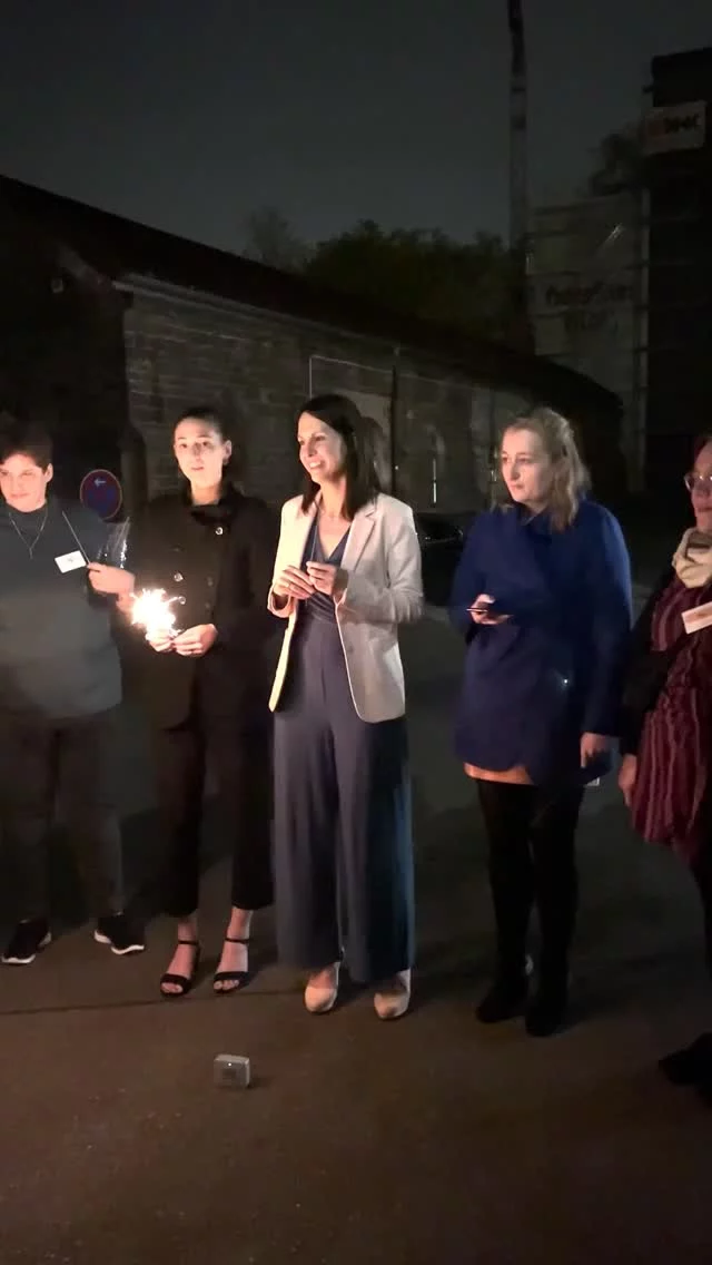 Es gibt Momente, die kannst du nicht planen.
Die kannst du nicht „durchdenken“.
Du kannst sie nur erleben.

Und Live-Musik ist genau so ein Moment. ✨
Weil Musik etwas macht, was Worte oft nicht schaffen:
Sie geht direkt dahin, wo du dich wieder spürst.

Sie bringt dich aus dem Kopf…
zurück ins Herz.
Zurück in deinen Körper.
Zurück zu dir.

Und plötzlich ist da dieses Gefühl von:
„Ich bin lebendig.“
„Ich bin nicht allein.“
„Ich bin gut so, wie ich bin.“

Genau deshalb wird die Schema Du® NIGHT nicht nur ein Event.
Sondern ein Abend, der nachklingt.

Mit Inspiration, Community, Netzwerken –
und Live-Musik, die dich daran erinnert, wer du bist.

Wenn du das fühlst, dann ist das deine Einladung. 💛

Jetzt kostenlos anmelden: https://vanhauten.com/schema-du-night

#schemadu
#jobwechsel
#stärkenstärken
#jobliebe
#persönlicheweiterentwicklung