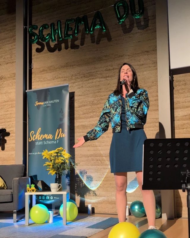 Die Schema Du® NIGHT war genau das, was ich mir gewünscht habe –
ein Raum voller Menschen, die bereit sind, ihren eigenen Weg zu gehen.

Live-Musik.
Ehrliche Gespräche.
So viel Energie im Raum.

Und mein persönliches Highlight:
Der Vorverkauf meines Buches ist gestartet – und schon so viele von euch haben es vorbestellt. Das bedeutet mir unglaublich viel. ❤️

Danke an jede einzelne Person, die dabei war.
Ihr habt diesen Abend zu etwas ganz Besonderem gemacht.

Falls du nicht live dabei sein konntest:
Die Aufzeichnung der Schema Du® NIGHT ist noch für kurze Zeit verfügbar.

Und mein Buch kannst du dir auch jetzt schon sichern! Und weil ich mich über jede Vorbestellung freue, habe ich auch ein ganz besonderes Dankeschön-Geschenk für dich: Du kannst schon jetzt den Persönlichkeitstest machen, den ich für dieses Buch entwickelt habe! 

Also: Jetzt vorbestellen und Geschenk sichern! 🤩 

➡️ vanhauten.com/buch 
(Link in der Bio)