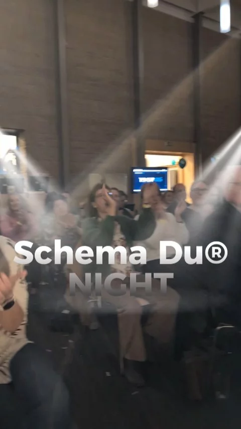 Die Schema Du® NIGHT war etwas ganz besonderes! 

Live Musik, die direkt ins Herz geht.
Wertvolle Impulse, die dich weiterbringen.
So viele liebe Menschen, die die (Arbeits-)Welt verändern wollen! 
Ich bin so dankbar für alle, die da waren!

Du kannst dir nur noch dieses Wochenende die Aufzeichnung auf YouTube ansehen! Also schau unbedingt rein!

An der Schema Du® NIGHT hat übrigens auch der Vorverkauf meines Buches gestartet! "Endlich ein Job, der zu mir passt!" ist schon jetzt in den Top 10 der Amazon Bestenliste im Bereich Organisationspsychologie! 🤩 
Danke an alle, die mein Buch schon vorbestellt haben 💛 als Dankeschön für eine Vorbestellung bekommst du übrigens schon jetzt den Persönlichkeitstest aus dem Buch geschenkt und kannst bei meinem exklusiven Live Training über Persönlichkeitstypen am 19.3. dabei sein.

Du hast noch nicht vorbestellt? Dann hier entlang: vanhauten.com/buch