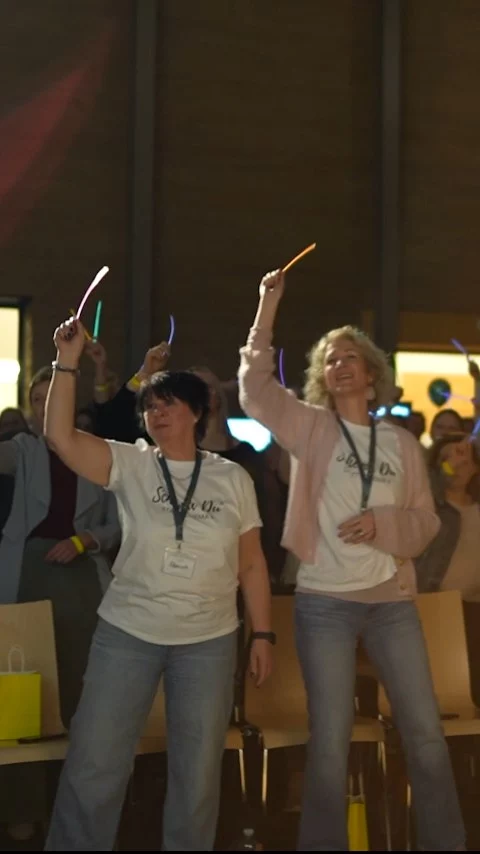 Was die Schema Du® NIGHT so besonders gemacht hat, war vor allem die Atmosphäre ✨
Ein Raum voller Menschen, die alle den Traum von einer Arbeitswelt haben, in der Menschen ihre Stärke leben können.
Ein Raum voller Menschen, die sich gegenseitig unterstützen und empowern.
Menschen, die bereit sind ihren Weg zu gehen und mutig den ersten Schritt zu gehen.

Diese Energie hat eine Kraft, die man im ganzen Saal und sogar im Live-Stream gespürt hat! Es war wirklich unglaublich!

Danke an alle, die dieses Event so unvergesslich gemacht haben! Ich bin immer noch total berührt 💛

Und so viele haben die Energie des Abends genutzt und sind losgegangen, haben den ersten Schritt gewagt auf ihrem Weg zu einem Job, der sie wirklich erfüllt und begeistert! 

Wenn auch du endlich losgehen willst, aber nicht so genau weißt, in welche Richtung:

Mein Buch "Endlich ein Job, der zu mir passt!" ist dein Kompass auf deinem Weg und leitet dich Schritt für Schritt, damit auch du deinen Traumjob findest!

Das Buch erscheint am 22.6. und du kannst es jetzt schon vorbestellen! Und das lohnt sich! Denn du bekommst den Persönlichkeitstest aus dem Buch schon jetzt als Geschenk vorab 💛
Und wenn du vor dem 19.3. bestellst schenke ich dir sogar noch ein Bonus Live Training dazu 🤩 

Schicke dazu einfach deine Bestellbestätigung an buch@vanhauten.com und wir schicken dir den Link zu 💛

Damit auch du bald wieder begeistert zur Arbeit gehst.

Jetzt vorbestellen: vanhauten.com/buch oder über den Link in der Bio.

#schemadu #stärkenstärken #jobwechsel #jobliebe #persönlicheweiterentwicklung