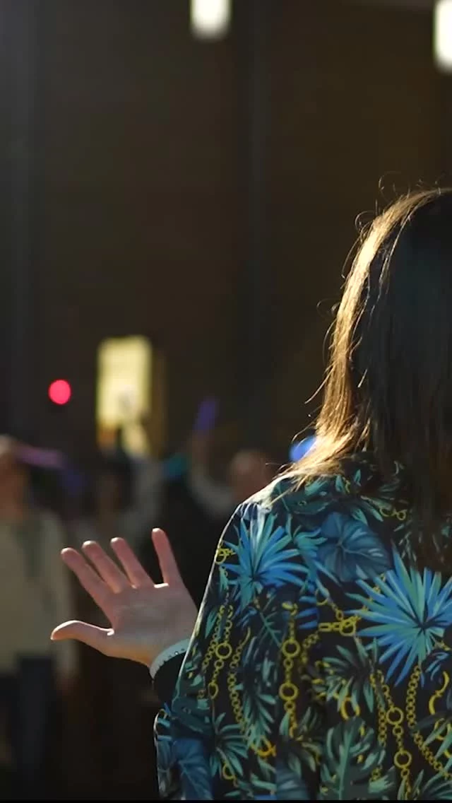 Musik spielt schon immer eine große Rolle in meinem Leben, aber auch in meinen Coachings nutze ich viel Musik. Denn Musik schafft es, den Weg direkt ins Herz zu finden, wenn Worte manchmal noch den Umweg über's Gehirn brauchen 😉 Musik berührt auf einer anderen Ebene und hilft, wirklich ins Fühlen zu kommen. 

Und deshalb nutze ich auch auf meinen Events immer viel Musik (und wenn man schonmal eine eigene Schema Du® Band haben kann, ja erst recht! 🤩) und auch auf der Schema Du® NIGHT war die Live Musik das absolute Highlight! 

Viele Gäste haben mir später erzählt, dass die Kombination aus Worten und perfekt auf die Keynote abgestimmter Musik eine ganz besondere Tiefe geschaffen hat, die sie sehr bewegt. Weil sie die Inhalte nicht nur gehört haben, sondern gefühlt 💛

Dieser Abend war einzigartig 🤩 

An der Schema Du® NIGHT hat übrigens auch der Vorverkauf meines Buches gestartet! Du kannst es schon vorbestellen und dir ein ganz besonderes Geschenk sichern 😉 Kommentiere BUCH und ich schicke dir den Link!