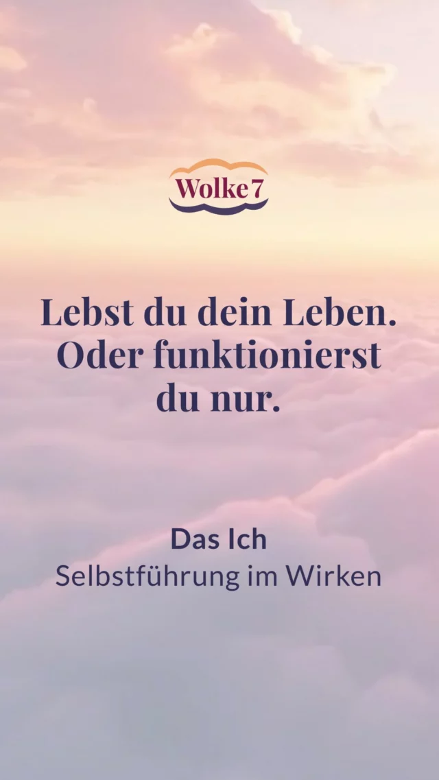 Woran merkst du, dass du dein Leben lebst.

Und nicht nur funktionierst.

Vielleicht kennst du das.
Du sitzt an deinem Laptop.
Arbeitest.
Erledigst 1000 Dinge.

Nach außen wirkt alles klar.
Aber innerlich fühlt es sich eng an.

Du machst weiter.
Funktionierst.
Es geht nicht um Disziplin oder Motivation.

Vielleicht ist es eine Entscheidung,
die du nicht triffst.

Ein Weg,
der sich nicht mehr ganz stimmig anfühlt.

Oder ein Leben,
das nicht mehr wirklich zu dir passt.

Was im Außen funktioniert,
kann sich im Inneren trotzdem leer anfühlen.

Beobachte das nächste Mal, während du arbeitest.

Ob du gerade wirklich führst.
Oder nur funktionierst.

Das Ich.
Selbstführung im Wirken.

#Wolke7.erleben #InResonanz #Selbstbestimmung #InnereKlarheit
#BewusstesLeben