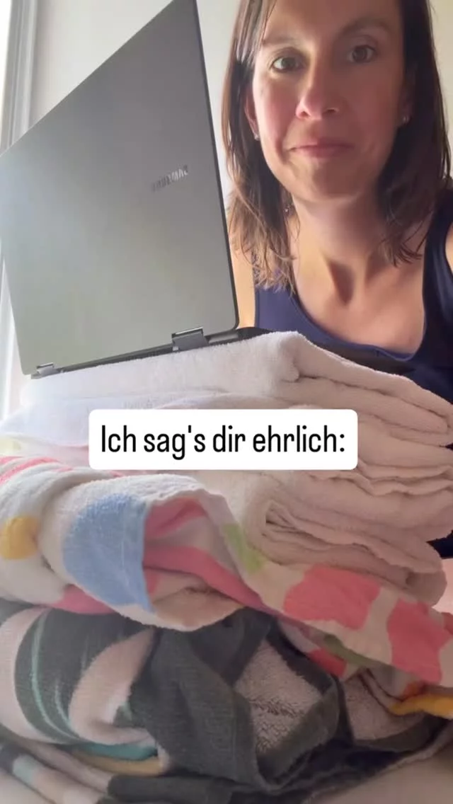 Du versuchst, dein Jobproblem über Skills zu lösen.
Noch eine Weiterbildung. Noch ein Zertifikat. 

Und ich sag dir ehrlich:
Das bringt dich nicht dahin, wo du wirklich hinwillst.

Weil dein eigentliches Problem nicht ist, dass du zu wenig kannst.
Sondern, dass dein Job nicht zu dir passt.

Du hast gelernt:
👉 Werde gut in etwas
👉 Dann wirst du erfolgreich

Aber was dir keiner sagt:
👉 Das Fachliche ist (fast) nicht relevant, wenn du wirklich erfüllt in deinem Job sein willst.

Warum?
Weil Erfolg im Job nicht nur davon abhängt, WAS du tust.
Sondern WIE du es tust.

Und dieses „Wie“ ist deine Persönlichkeit.
Die Art, wie du denkst, wie du Entscheidungen triffst, wie du mit Menschen arbeitest, wie du Probleme löst.

Wenn das nicht zu deinem Job passt, wird es anstrengend. Immer.
Und wird dich auf Dauer nicht glücklich machen.

Und genau deshalb bringt dich ein reiner Fokus auf Fachliches nicht weiter.
Was du brauchst, ist ein klares Verständnis von dir selbst.
Denn erst dann kannst du anfangen, Jobs so zu wählen (oder zu gestalten),
dass sie wirklich zu dir passen.

Wenn du endlich den Job finden willst, der genau zu dir passt: In meinem Buch zeige ich dir Schritt für Schritt, wie du deinen Traumjob findest! 
Anhand eines Kurz-Persönlichkeitstests leite ich dich genau durch diesen Prozess. 

Es gibt für jeden den passenden Job! Auch für dich. 
Und ich helfe dir, ihn zu finden.

Kommentiere BUCH und ich schicke dir den Link zur Vorbestellung zu.

#schemadu
#jobwechsel
#stärkenstärken
#jobliebe
#persönlicheweiterentwicklung
#endlicheinjobderzumirpasst