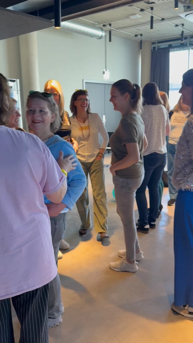 Events sind mehr als Inspiration. Mehr als „noch was trinken gehen“. Oder mal entspannen. 
Bei unseren Events bekommst du Inspiration, Austausch mit Menschen, die auch mehr wollen vom Leben. Einen Abend, den du nicht so schnell vergisst! 
Deswegen liebe ich Events vor Ort. Das erste habe ich 2021 mit meinen Kund:innen gemacht. Und seither regelmäßig. 
Mit @wolke7.erleben machen wir einen ganzen Tag wieder im Oktober. Und in den nächsten beiden Wochen sind es die Feierabend-Events zur Buchveröffentlichung inkl. Lesung.
Kommentiere EVENT und wir schicken dir die nächsten Termine 🤩
Jenna ☀️