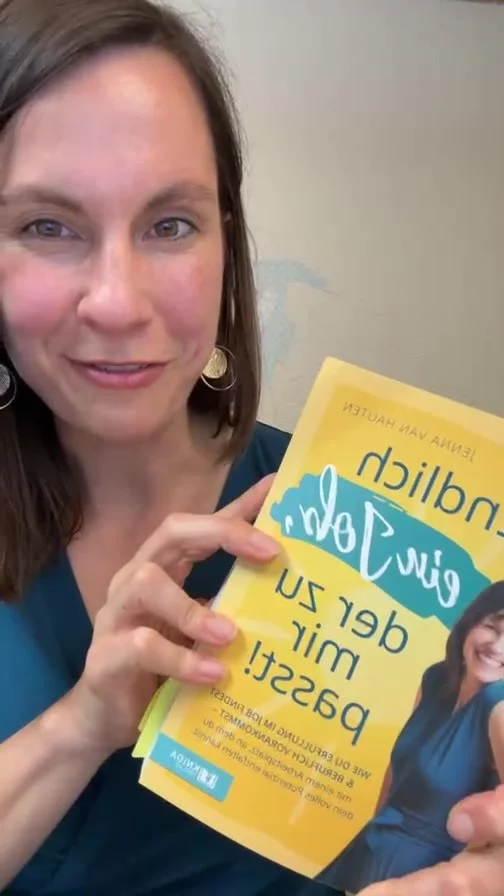 Was dich im Buch erwartet 🤩✨☀️
Und mein neuer Lieblingshandyhalter aka Schema Du Tasse 😂
Schau ins Video.
TRAUMJOB
BUCH
GLÜCKLICH