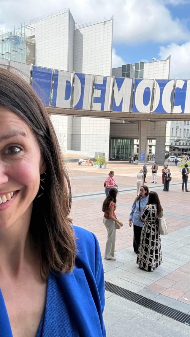 Das hätte ich vor 3 Jahren nie gedacht! 🤯😅😳
Ich war im Europäischen Parlament. Eingeladen um als Expertin meinen Input zu geben zum Thema Selbstständigkeit.
Ich habe diese Coaching & Leadership Academy aufgebaut als ich schwanger war mit unserer Tochter, in 90% Festanstellung im Homeoffice mit 3 Jährigem Sohn in Lockdown. Weil ich mehr Flexibilität für mich und meine Familie wollte. Und weil ich nicht in einem Job bleiben konnte, der nicht zu 100% zu meinen Stärken und meinem Leben passt.
The Future of Work is Flexible! Wir brauchen Arbeitsmodelle, die zum Leben der Menschen passen und ermöglichen sich einzubringen - für all diejenigen die arbeiten wollen.
Was würdest du einbringen, wenn du Redezeit in der Politik bekommst? ⬇️
Lasst uns mal sammeln.
Jenna ☀️✨
Europa
Future
Selbstständigkeit
Unternehmertum