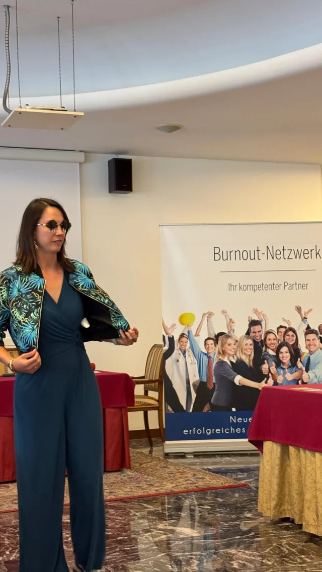 Du merkst da steckt noch mehr in dir, aber weißt nicht was dein nächster beruflicher Schritt ist? 
Weiterbildung, Selbstständigkeit, Jobwechsel - aber wenn ja, wohin?
Genau das sortieren wir im Schema Du Coaching. So wie Vera und 100e andere, die mit dem Schema Du Coaching ihren Traumjob gefunden haben - kannst Du das auch!
Kommentiere Traumjob (oder schau in den Link in meiner Bio.) und buch dir dein kostenfreies Klarheitsgespräch mit meinem Team und lass uns schauen, ob das Schema Du Coaching zu dir passt.
Wir freuen uns auf dich!!
Jenna