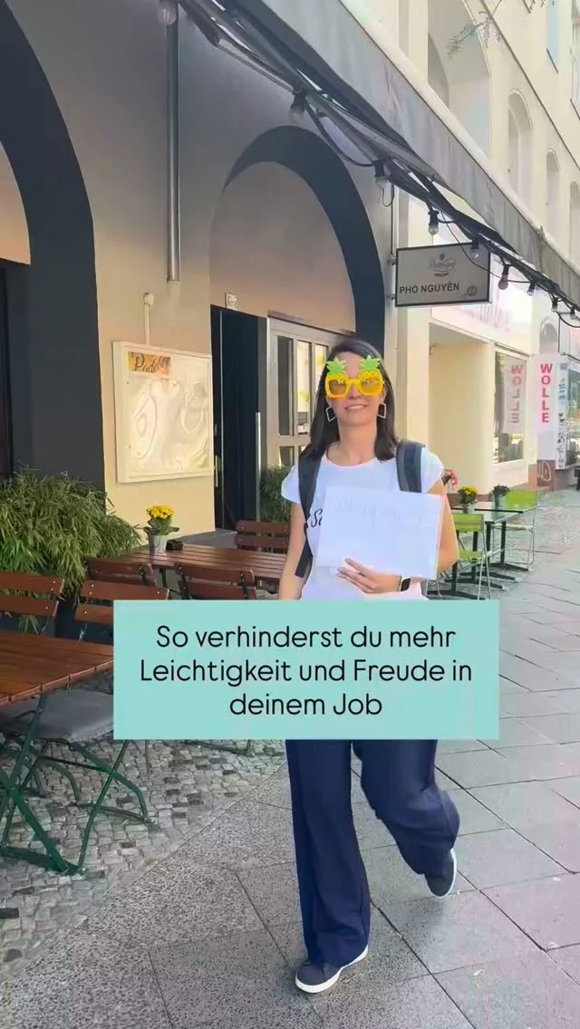 So sorgst du dafür, dass dein Können im Job niemandem auffällt:
Du machst es einfach. Ohne zu sagen, dass du es gemacht hast. Wenn dich jemand lobt, sagst du „war Teamarbeit". Und ansonsten wartest du, dass es irgendwann jemand merkt.
Es merkt ja auch jemand. Nur nicht bei dir.
Das Verrückte daran: Genau diese drei Dinge gelten in den meisten Teams als gute Eigenschaften. Du wirst dafür gemocht. Befördert wirst du dafür nicht.
Das ist keine Bescheidenheit, und es ist auch kein Charakterfehler. Es ist eine Gewohnheit - und Gewohnheiten kann man ändern, ohne dafür ein anderer Mensch zu werden.
In meinem kostenlosen Webinar am 19.10. zeige ich dir, wie du herausfindest, was du eigentlich kannst. Melde dich ganz easy an, indem du hier "selbstbewusst" kommentierst.
#schemadu #karrieremitpersönlichkeit #jobwechsel #sichtbarkeit