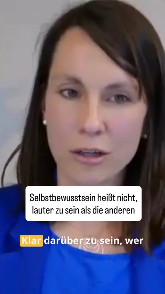 Vielleicht hast du das auch schon gehört: Du musst dich mehr zeigen. Mehr Raum einnehmen. Selbstsicherer auftreten. Und vielleicht hast du es versucht - und gemerkt, dass sich das gar nicht nach dir anfühlt.
Weil es nie darum ging, größer zu wirken als jemand anderes.
Bist du besser als die Kollegin neben dir? Nein. Schlechter? Auch nicht. Ihr seid unterschiedlich - und jede von euch bringt etwas mit, das die andere nicht hat.
Genau da beginnt echtes Selbstvertrauen. Nicht überheblich, nicht kleingemacht, sondern auf Augenhöhe. Wenn du weißt, wer du bist und was du kannst, musst du niemanden übertönen. Dann findest du deinen eigenen Weg, klar zu sein - ob du laut bist oder leise.
Wie das konkret geht, gerade wenn du empathisch bist und dich die üblichen Tipps eher verbiegen als stärken, zeige ich dir im kostenlosen Live-Workshop „Selbstbewusst auftreten - ohne dich aufzuspielen oder zu verbiegen” am Montag um 20 Uhr.
Kommentiere SELBSTBEWUSST, und ich schicke dir den Zugang per Nachricht.
Sei mutig & frei - und geh DEINEN Weg ☀️
#schemadu #selbstvertrauen #augenhöhe #empathischerfolgreich