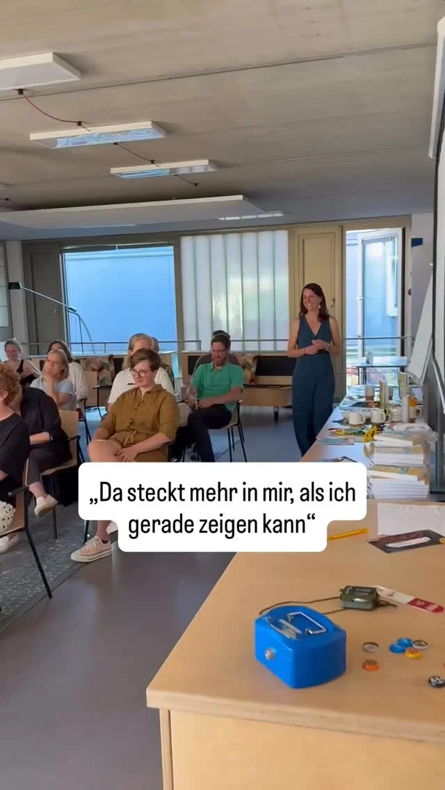 Das hat eine Kundin in unserem ersten Gespräch zu mir gesagt. Ganz leise, fast entschuldigend - als würde sie etwas zugeben, das sie lieber für sich behalten hätte.
Ich glaube, viele kennen diesen Satz. Du hast im Meeting die gute Idee und sagst sie dann doch nicht, weil jemand anderes schon lauter war. Du machst die Arbeit, auf die sich alle verlassen - und wenn es um die nächste Stelle geht, denkt keiner an dich. Nicht, weil du es nicht kannst. Sondern weil es niemand sieht.
Und dann kommt meistens der Rat: Zeig dich mehr. Nimm dir mehr Raum. Sei präsenter. Du versuchst es - und fühlst dich dabei wie jemand, der du nicht bist.
Dabei fehlt dir nicht das Können. Dir fehlen Strategien, die zu dir passen. Leise Menschen brauchen andere Wege, um sichtbar zu sein - nicht mehr Ellenbogen, sondern mehr Klarheit darüber, was du kannst und wie du es sagst.
Genau das zeige ich dir am Montag, 19.10., um 20 Uhr im kostenlosen Live-Workshop „Selbstbewusst auftreten - ohne dich aufzuspielen oder zu verbiegen”: wie du für dich und deine Ziele einstehst, ohne dich in den Mittelpunkt zu drängen, und welche 3 Strategien dir helfen, mit deiner Expertise gehört zu werden, ohne laut sein zu müssen. Live per Zoom, mit Aufzeichnung, falls du nicht dabei sein kannst.
Steckt in dir auch mehr, als du gerade zeigst? Dann kommentiere SELBSTBEWUSST, und ich schicke dir deinen Platz per Nachricht.
Sei mutig & frei ☀️
#schemadu #karrieremitpersönlichkeit #leisemenschen #sichtbarimjob