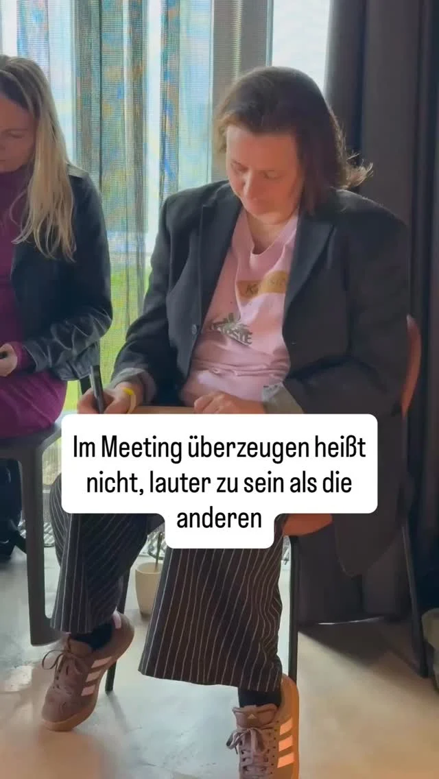 Sondern genauer zu sein.
Zu wissen, was du kannst - und es so sagen zu können, dass es ankommt. Ohne dich aufzuspielen und ohne dich zu verbiegen.
Vielleicht kennst du das: Du hast im Meeting die gute Idee, wartest höflich, bis die anderen fertig sind, und dann ist das Thema schon weiter. Oder jemand sagt fast dasselbe wie du vorhin - nur lauter - und bekommt die Zustimmung.
Und dann kommt der gut gemeinte Rat: Sei präsenter. Nimm dir mehr Raum. Du versuchst es - und fühlst dich dabei wie jemand, der du nicht bist.
Dabei musst du niemanden übertönen. Empathische Menschen brauchen andere Strategien, um gehört zu werden. Strategien, die zu deiner Persönlichkeit passen, statt gegen sie zu arbeiten.
Genau die zeige ich dir am Montag, 19.10., um 20 Uhr in meinem kostenlosen Live-Workshop „Selbstbewusst auftreten - ohne dich aufzuspielen oder zu verbiegen". Du lernst, wie du für dich und deine Ziele einstehst, ohne dich in den Mittelpunkt zu drängen, und welche 3 Strategien dir helfen, mit deiner Expertise gehört zu werden, ohne laut sein zu müssen. Live per Zoom, mit Aufzeichnung, falls du nicht dabei sein kannst.
Kennst du diesen Moment im Meeting? Dann kommentiere SELBSTBEWUSST, und ich schicke dir deinen Platz per Nachricht.
Sei mutig & frei ☀️
#schemadu #karrieremitpersönlichkeit #empathischerfolgreich #selbstbewusstimjob