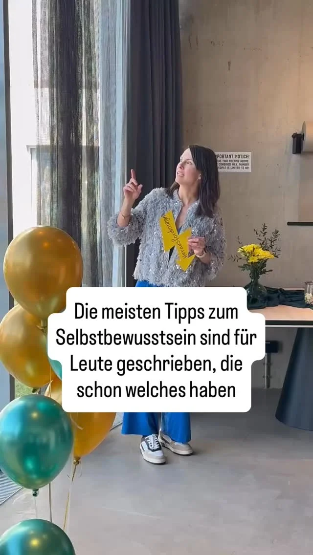 Die meisten Tipps zum Selbstbewusstsein sind für Menschen geschrieben, die schon welches haben.
Mach dich größer. Verkauf dich besser. Geh mehr in die Offensive. Du probierst es - und kommst dir dabei vor wie jemand, der du nicht bist. Also lässt du es wieder und denkst, du bist das Problem.
Du bist nicht das Problem. Die Anleitung passt nicht zu dir.
Empathische Menschen brauchen andere Strategien. Nicht lauter, sondern genauer: wissen, was du kannst, und es sagen können - ohne dich aufzuspielen und ohne dich zu verbiegen.
Genau darum geht es am Montag, 19.10., um 20 Uhr in meinem kostenlosen Live-Workshop „Selbstbewusst auftreten - ohne dich aufzuspielen oder zu verbiegen". Du lernst, wie du für dich und deine Ziele einstehst, ohne dich in den Mittelpunkt zu drängen, und welche 3 Strategien dir helfen, mit deiner Expertise gehört zu werden, ohne laut sein zu müssen. Live per Zoom, mit Aufzeichnung, falls du nicht dabei sein kannst.
Kennst du das, dass sich ein gut gemeinter Rat einfach falsch anfühlt? Dann kommentiere SELBSTBEWUSST, und ich schicke dir deinen Platz per Nachricht.
Sei mutig & frei ☀️
#schemadu #karrieremitpersönlichkeit #empathischerfolgreich #selbstbewusstimjob