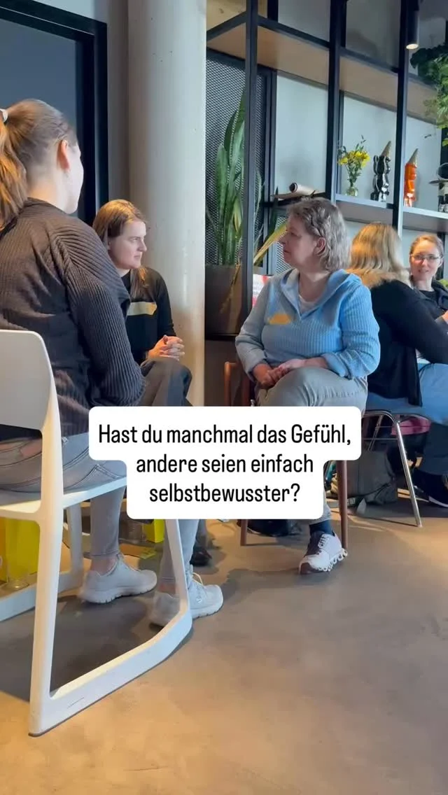 Hast du manchmal das Gefühl, andere seien einfach selbstbewusster? Irgendwie mutiger? Bei ihnen geht es scheinbar so leicht?
Die sagen einfach, was sie können - und niemand findet das unangenehm. Du dagegen überlegst dir den Satz dreimal, und wenn du ihn endlich sagen willst, ist das Gespräch schon weiter.
Lange erklärt man sich das als Charaktereigenschaft. Als etwas, das man hat oder eben nicht.
Ist es nicht. Selbstbewusst auftreten ist eine Fähigkeit - und sie wird fast nie denen beigebracht, die sie am meisten brauchen. Die üblichen Tipps sind für Menschen geschrieben, denen das ohnehin leichtfällt. Empathische Menschen brauchen andere Strategien.
Genau darüber spreche ich am Montag, 19.10., um 20 Uhr in meinem kostenlosen Live-Workshop „Selbstbewusst auftreten - ohne dich aufzuspielen oder zu verbiegen". Du lernst, wie du für dich und deine Ziele einstehst, ohne dich in den Mittelpunkt zu drängen, und welche 3 Strategien dir helfen, mit deiner Expertise gehört zu werden, ohne laut sein zu müssen. Live per Zoom, mit Aufzeichnung, falls du nicht dabei sein kannst.
Kennst du das Gefühl? Dann kommentiere SELBSTBEWUSST, und ich schicke dir deinen Platz per Nachricht.
Sei mutig & frei ☀️
#schemadu #karrieremitpersönlichkeit #empathischerfolgreich #selbstbewusstimjob