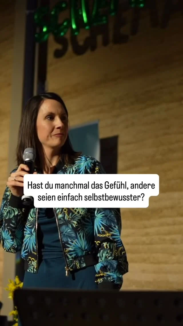 Hast du manchmal das Gefühl, andere seien einfach selbstbewusster? Irgendwie mutiger? Bei ihnen geht es scheinbar so leicht?
Dann schaust du genauer hin, und meistens ist es gar nicht Mut. Es ist Gewohnheit. Sie sagen, was sie gemacht haben, ohne es kleinzureden. Sie bringen ihre Idee ein, bevor sie dreimal darüber nachgedacht haben. Und niemand findet das unangenehm.
Du kannst das auch - nur nicht, indem du ihre Art kopierst. Das fühlt sich falsch an, und das merken auch die anderen. Selbstbewusst auftreten heißt nicht, lauter zu werden. Es heißt, deinen eigenen Weg zu finden, klar zu sein.
Genau darum geht es morgen, Montag, 19.10., um 20 Uhr in meinem kostenlosen Live-Workshop „Selbstbewusst auftreten - ohne dich aufzuspielen oder zu verbiegen". Du lernst, wie du für dich und deine Ziele einstehst, ohne dich in den Mittelpunkt zu drängen, und welche 3 Strategien dir helfen, mit deiner Expertise gehört zu werden, ohne laut sein zu müssen. Live per Zoom, mit Aufzeichnung, falls du nicht dabei sein kannst.
Kennst du das Gefühl? Dann kommentiere SELBSTBEWUSST, und ich schicke dir deinen Platz per Nachricht.
Sei mutig & frei ☀️
#schemadu #karrieremitpersönlichkeit #empathischerfolgreich #selbstbewusstimjob
