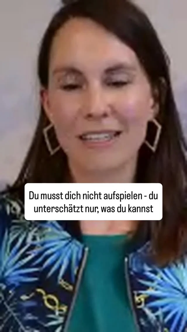 Kennst du das Gefühl, dich aufspielen zu müssen, damit überhaupt jemand sieht, was du kannst? Gerade im Bewerbungsgespräch?
Dieses Gefühl kommt meistens nicht daher, dass du zu wenig kannst. Es kommt daher, dass du unterschätzt, was du eigentlich kannst.
Wenn du deine eigenen Fähigkeiten kleiner siehst, als sie sind, fühlt sich schon das ganz normale Erzählen davon an wie Angeberei. Also hältst du dich zurück, redest es klein - und verkaufst dich unter Wert.
Dabei musst du dich gar nicht größer machen. Wenn du wirklich weißt, was du gut kannst, erzählst du einfach davon - und wirkst überzeugend, weil du selbst überzeugt bist. Ohne dich aufzuspielen und ohne dich zu verbiegen.
Genau da setzt mein Programm Schema Du® Confidence an. Für alle, die wissen, wohin sie beruflich wollen, es im Bewerbungsprozess aber noch nicht rüberbringen. Mit deinem persönlichen Persönlichkeitsprofil findest du heraus, was deine Stärken wirklich sind - und lernst, sie so zu zeigen, dass sie zu dir passen.
Wenn du dich darin wiederfindest, kommentiere CONFIDENCE, und ich schicke dir alle Infos per Nachricht.
Sei mutig & frei ☀️
#schemadu #karrieremitpersönlichkeit #bewerbung #confidence