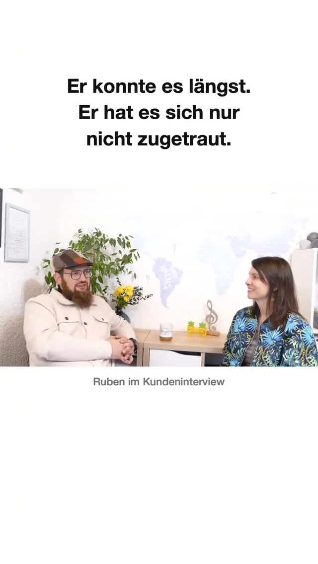 Er konnte es längst. Er hat es sich nur nicht zugetraut.
Ruben steuert ein Schiff. In Heilbronn heißt das: gegen die Querströmung in einen Tunnel fahren, rechts und links ein halber Meter Luft - und die Hauptverantwortung, wenn etwas schiefgeht.
Das Können war da. Was ihn lange blockiert hat, war der Kopf. Die Frage, ob er das wirklich darf, ob er das wirklich kann.
In unseren Coachinggesprächen und Coachingrunden hat er festgestellt: Ich kann das. Und als er sich sein Persönlichkeitsprofil noch einmal angeschaut hat, musste er lachen - Kompetenz war eine seiner am stärksten ausgeprägten Facetten. Schwarz auf weiß.
Genau das ist der Punkt: Den meisten fehlt nicht das Können. Ihnen fehlt der Moment, in dem sie selbst sehen, was sie können - und es sich dann auch zutrauen.
Darum geht es in meinem Programm Schema Du® Confidence. Für alle, die wissen, wohin sie wollen, und es sich bisher nur noch nicht zutrauen. Mit deinem persönlichen Persönlichkeitsprofil siehst du, was deine Stärken wirklich sind - und lernst, mit ihnen aufzutreten.
Wenn du dich in Ruben wiederfindest, kommentiere CONFIDENCE, und ich schicke dir alle Infos per Nachricht.
Sei mutig & frei ☀️
#schemadu #kundenstimme #confidence #karrieremitpersönlichkeit