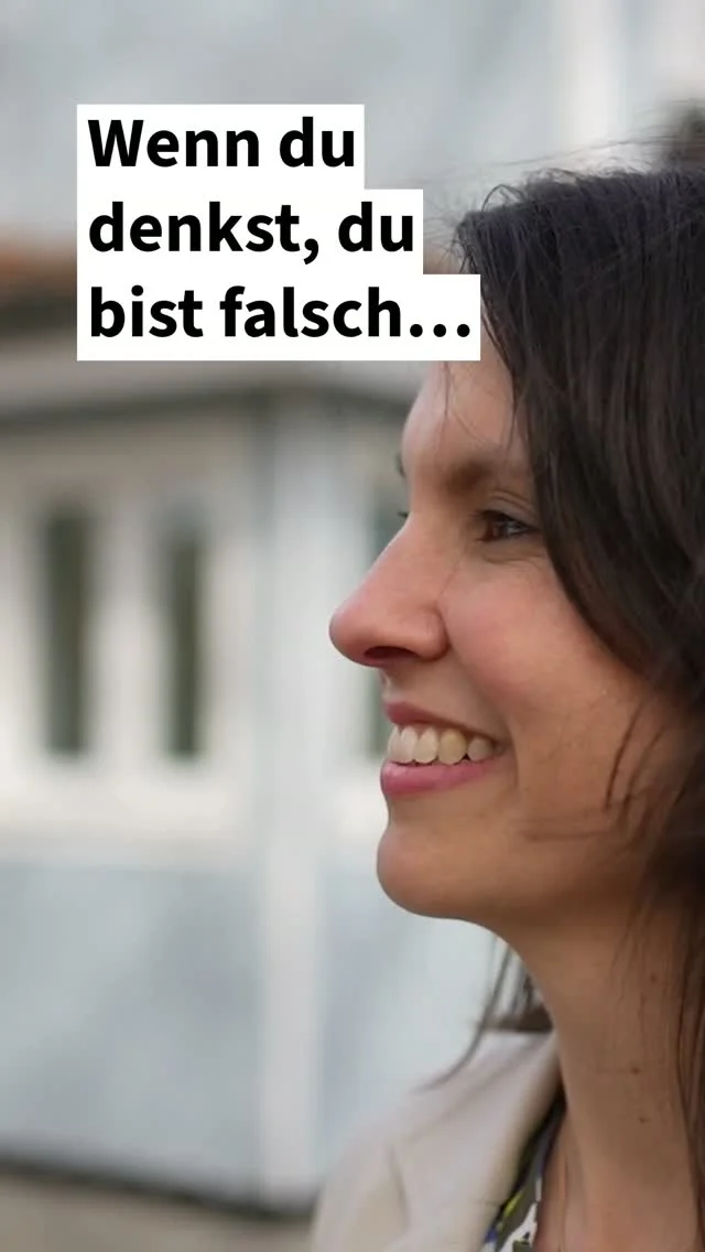 Wie oft hast du schon gedacht:
„Mit mir stimmt was nicht…“?
Weil du dich zu sensibel fühlst.
Zu langsam. Zu viel. Zu emotional. Zu unklar. Zu anders.
Ich sag dir etwas, das du hören musst:
Du bist nicht falsch.
Du bist nur zu lange in einem Umfeld gewesen, das nicht zu dir passt.
Und wenn du in einem falschen Umfeld bist, fängst du an…
dich zu verbiegen
dich zu hinterfragen
dich kleiner zu machen
dich anzupassen, statt zu entfalten
Dann schau dir mein kostenloses Training "The perfect Match" an. Kommentiere "KLARHEIT" und erhalte sofort den Link. 
#schemadu
#jobwechsel
#stärkenstärken
#jobliebe
#persönlicheweiterentwicklung